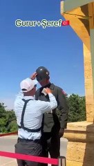 Terleyen askerin terini sildi, askerin sessiz teşekküre kalplere dokundu