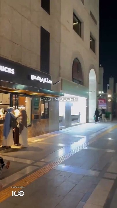 Hz. Muhammed'in kabrinin bulunduğu Mescid-i Nebevi çıkışındaki Starbucks gündem oldu