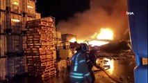 Esenyurt'ta kimyasal madde deposunda yangın çıktı. Patlamalar oluyor