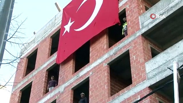 İnşaat işçilerinden Atatürk’e saygı duruşu