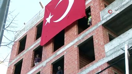 İnşaat işçilerinden Atatürk’e saygı duruşu