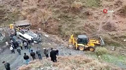 Siirt'teki kazada minibüs 5 saatlik çalışmayla vadiden çıkartıldı