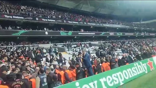 Beşiktaş taraftarından önce tezahürat, sonra gol sevinci
