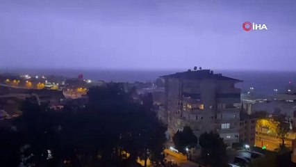 Yüzlerce şimşek çaktı yollar göle döndü