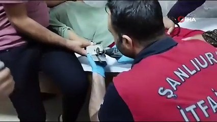 Parmağına plastik parçası sıkışan çocuğu itfaiye kurtardı
