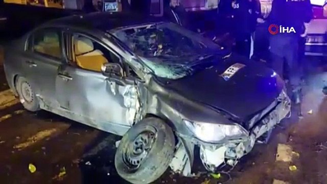 Kontrolden çıkan otomobil ağaca çarptı