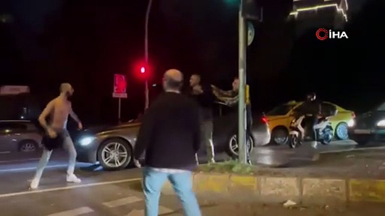 Giyinik başladığı kavgayı yarı çıplak bitirdi