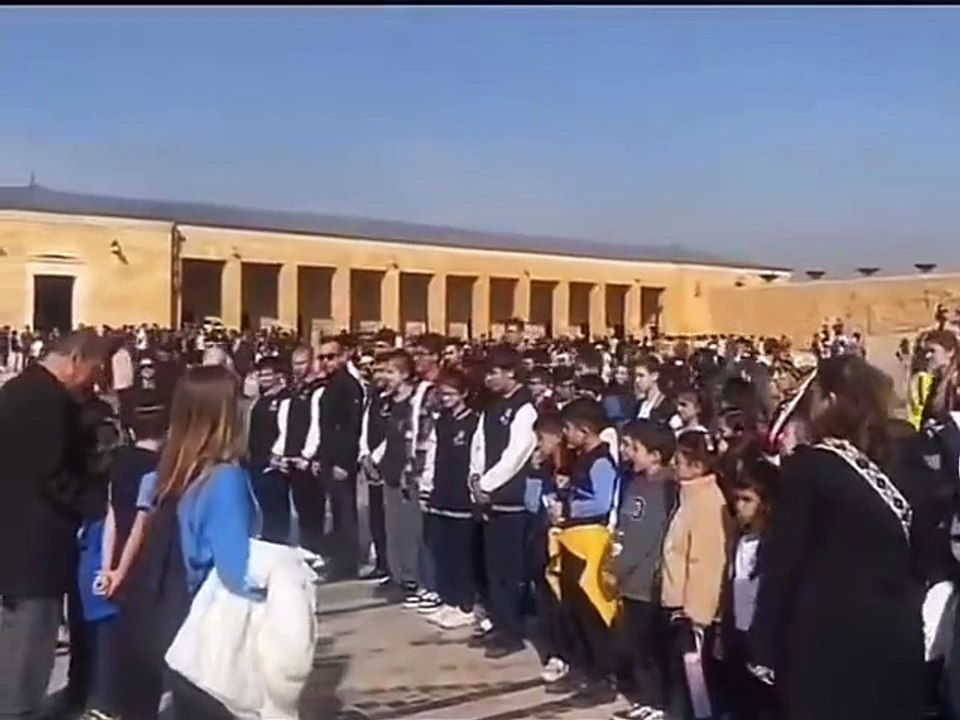 Anıtkabir'de Andımız'ı okuyan çocukların müdahale ettiler