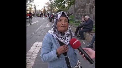 Sokak röportajında: "Erdoğan başımızın tacı... Bayat ekmek aldım. Bir hafta bunu yiyeceğim"
