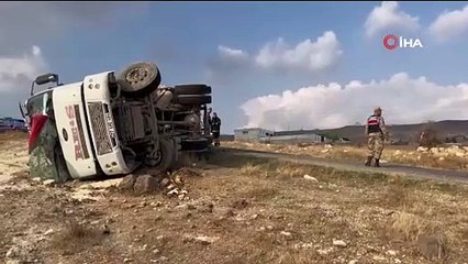 Kum yüklü kamyon devrildi: 1 yaralı