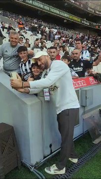 Beşiktaş taraftarından Cenk Tosun'a yoğun ilgi