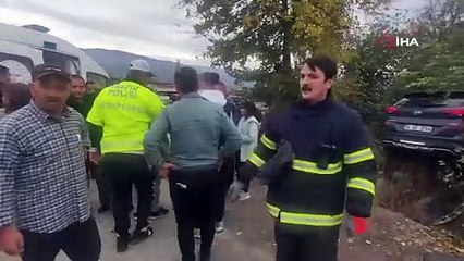 D100'de otomobil ile cip çarpıştı: 2'si çocuk 6 yaralı