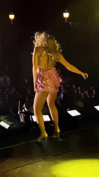 Hadise İzmir'de hem coştu hem coşturdu. Dansı olay oldu