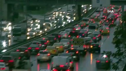 Sağanak etkisini gösterdi trafik yine felç oldu. Trafik yüzde 80’e ulaştı