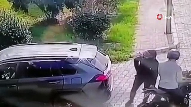 Ukraynalı turist motosikletli gaspçıları ezdi. Para dolu çantayı çaldılar