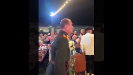 Atatürk'e benzediği için düğünlerde masaları selamlayan kişiden açıklama: "yapmaya devam edeceğim"