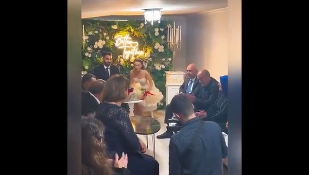 Kızının nişan töreninde gelinin babası heyecandan damadın elini öptü