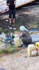 Kaza yapan tırdan yol kenarına dökülen akaryakıtı vatandaşlar poşetlere doldurup götürdü