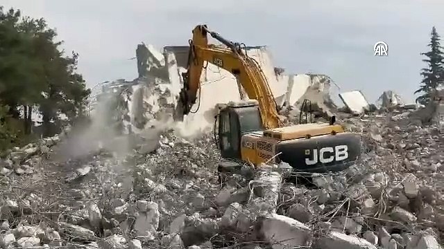 Kahramanmaraş'ta ağır hasarlı binaların yıkımı sürüyor
