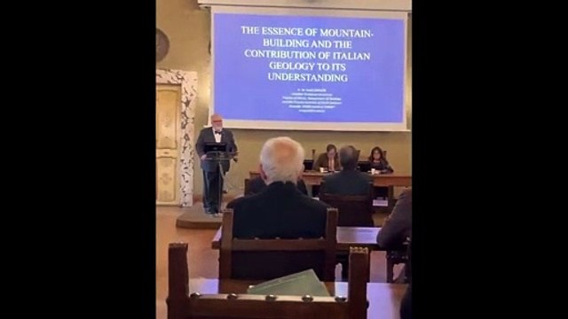 Tüyleri diken diken eden anlar... Celal Şengör'ün katıldığı dünyaca ünlü bilim akademisinde Atatürk için saygı duruşu