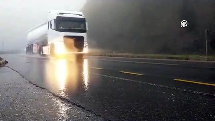 Sürücüler dikkat! Bolu Dağı'nda sis nedeniyle göz gözü görmüyor