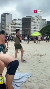 Final maçı öncesi rakip taraftarlara pusu kurdular. Ortalık savaş alanına döndü. Polis ateş açtı