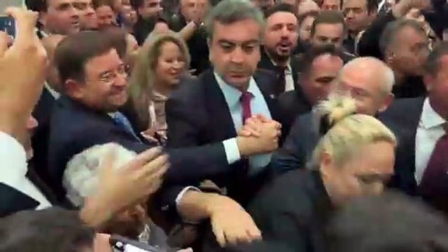 Kılıçdaroğlu kurultay salonunda Halkın umudu Kılıçdaroğlu sloganlarıyla karşılandı...