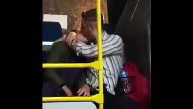 Otobüste öpüşen çiftin görüntüleri tartışma yarattı