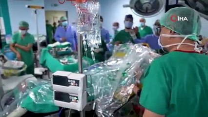 Rektör hastayla sohbet etti. Cerrahlar tümörü çıkardı