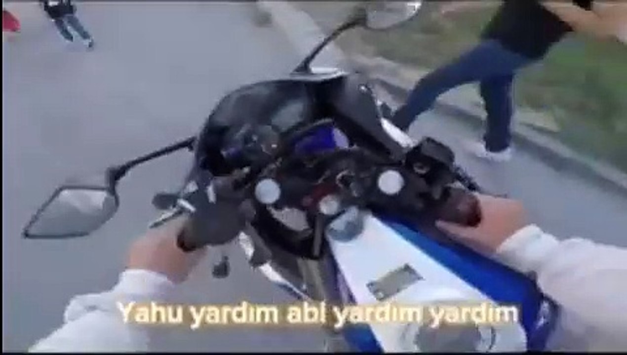 Motorlu genç yoldan geçen kadını taciz etti. Bahanesi pes dedirtti!