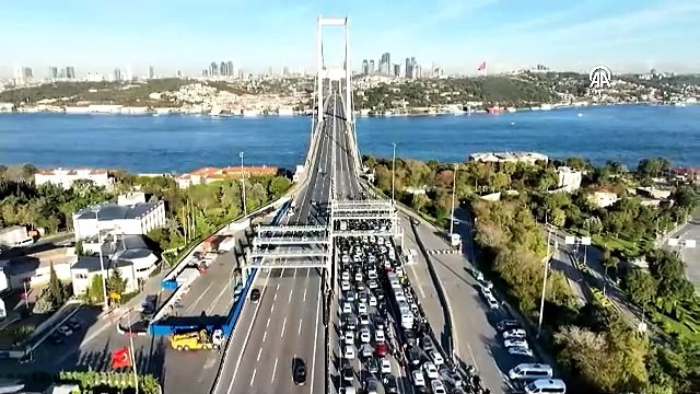 15 Temmuz Şehitler Köprüsü'nde vatandaşlar Ata'sını böyle andı. Sirenler çalar çalmaz herkes saygı duruşunda bulundu