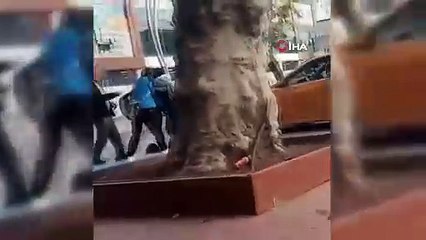 Sakarya'da kızların kavgası kamerada: Elinde silah ile saldırdı