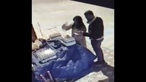 Büfenin dışındaki sulardan alıp parasını da güvenlik kamerasına göstererek bırakan gençler