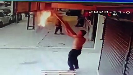 İstanbul’da akıl almaz olay. Gömleğini çıkartıp iş yerinin tabelasını yaktı