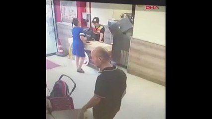 Adana'da elinde bıçakla Burger King'e girip "Yemeğinizde bebek kanı var" diyerek saldırdı