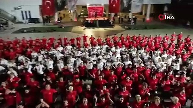 Antalya'da saat 19.23'te 1923 kişi zeybek oynayarak Atatürk'ü selamladı