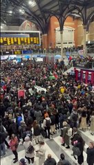 Londra'da Liverpool Street İstasyonu'nda yüzlerce Filistin destekçisi oturma eylemi yaptı