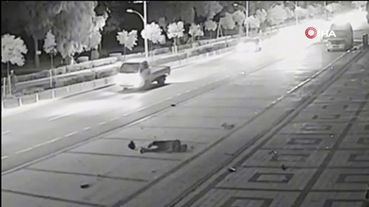 Ters şeritte ön kaldırdı kamyonete böyle çarptı. Kaza göz göre göre geldi