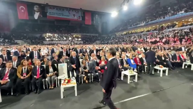 Kurultayın en dikkat çekici anı. Selvi Kılıçdaroğlu Özgür Özel'i uyardı