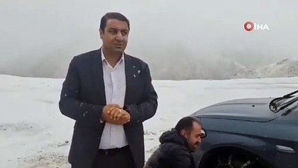 Kar yolları kapattı. Araçlar yolda kaldı