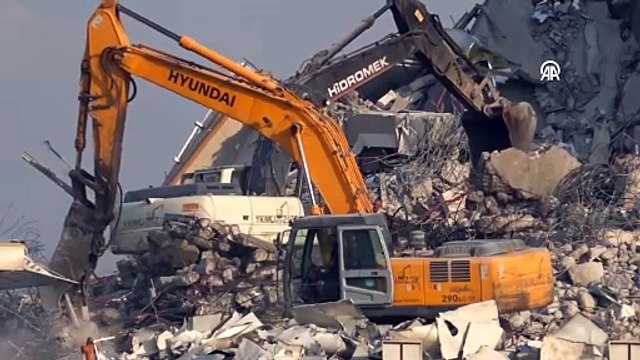 Kahramanmaraş'ta ağır hasarlı binaların yıkımı sürüyor