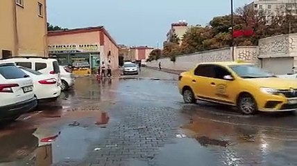 Mardin'i sağanak vurdu! Cadde ve sokaklar göle döndü…