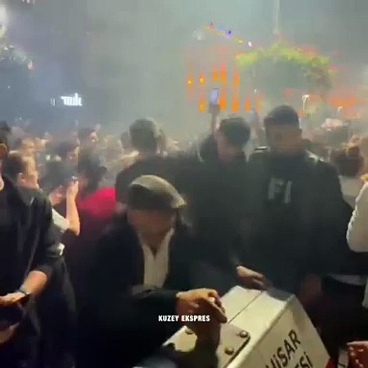 Fenerbahçe galibiyeti Trabzon'u bayram yerine çevirdi. Taraftar kendinden geçti