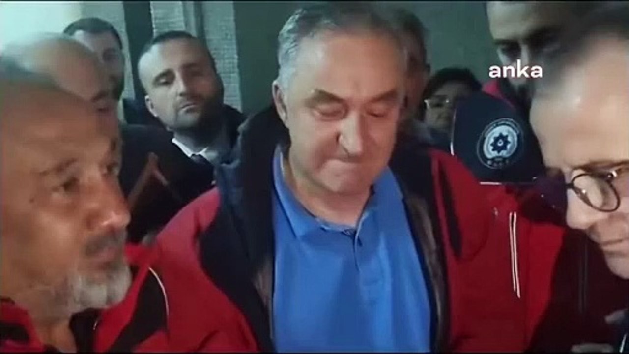 Bugün tutuklanan gazeteci Tolga Şardan kendisine "Yalnız değilsin Tolga abi" denince gözyaşlarına hakim olamadı