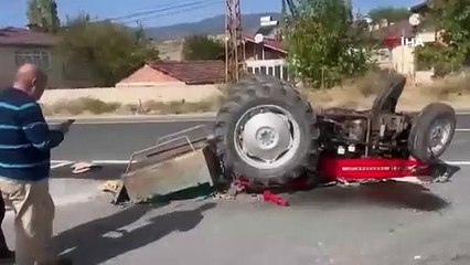 Tosya'da ciple çarpışan traktör takla attı