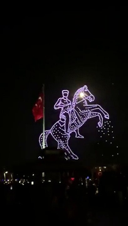 Atatürk düşmanları ve 'Keşke Yunan kazansaydı' diyenler çatır çatır çatladı. Drone'larla Atatürk portresi çizildi