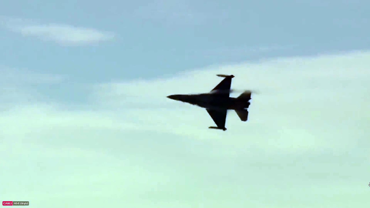 SOLOTÜRK Boğaz Köprüsü’nün altından geçti