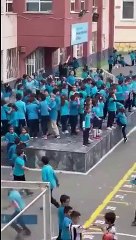 Okul bahçesinde hep birlikte "Aşkın Olayım" söyleyen minik öğrenciler