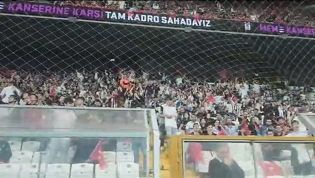 Beşiktaş tribünlerinden 'Yönetim istifa' sesleri. Taraftarlar hep bir ağızdan yönetimi protesto etti