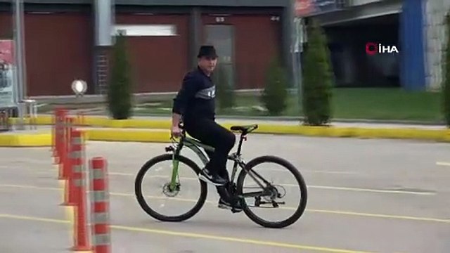 Hayatında her şey ters gidince bisikleti de ters sürmeye başladı